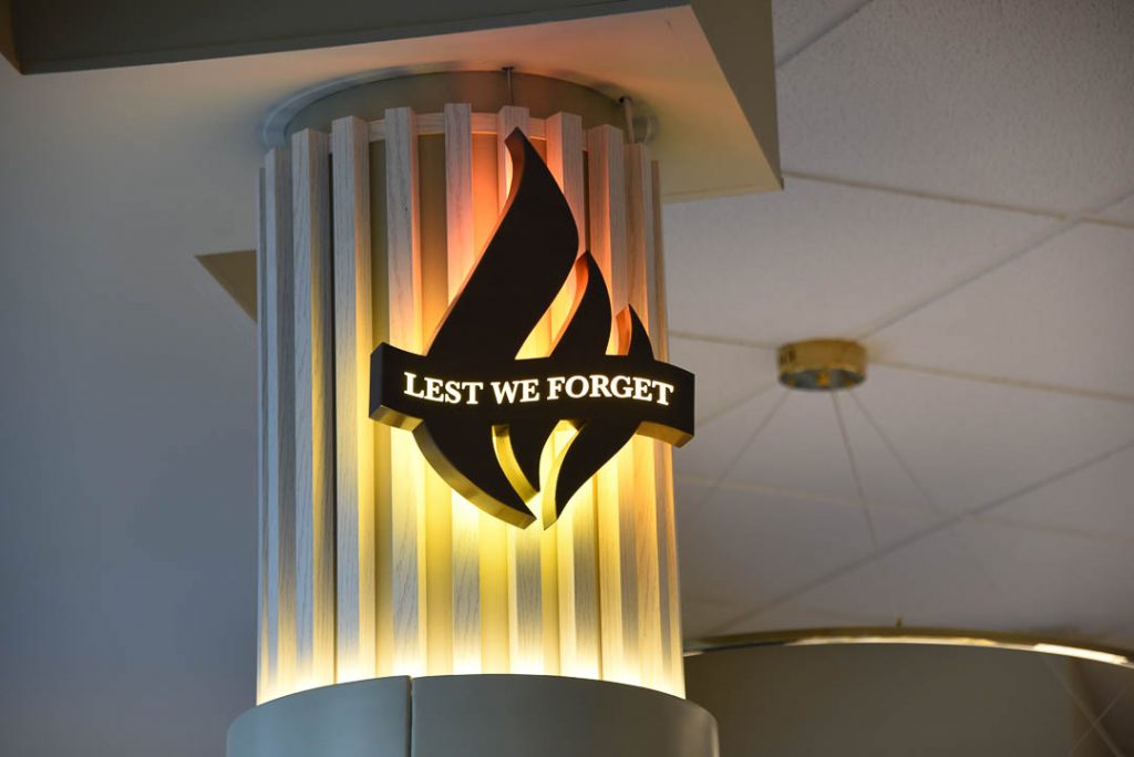 picture of lest we forget sign at nambucca rsl